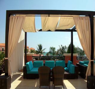 terraza atico sillones turquesa
